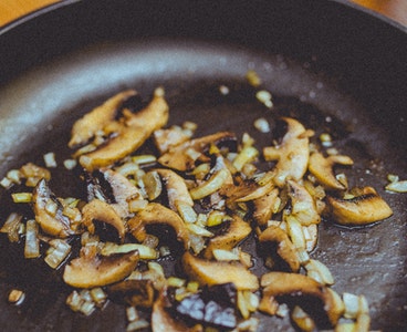 Göbələk sousu resepti