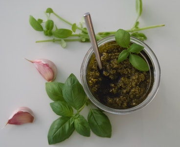 Pesto sousu resepti